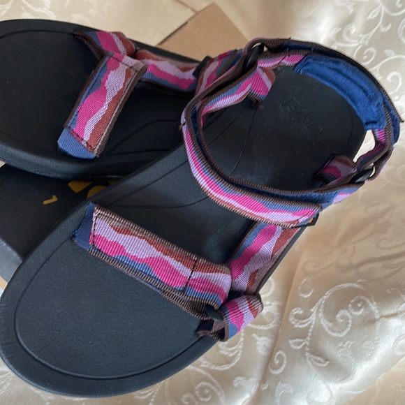 New Teva Hurricane sandals - Picture 3 of 7